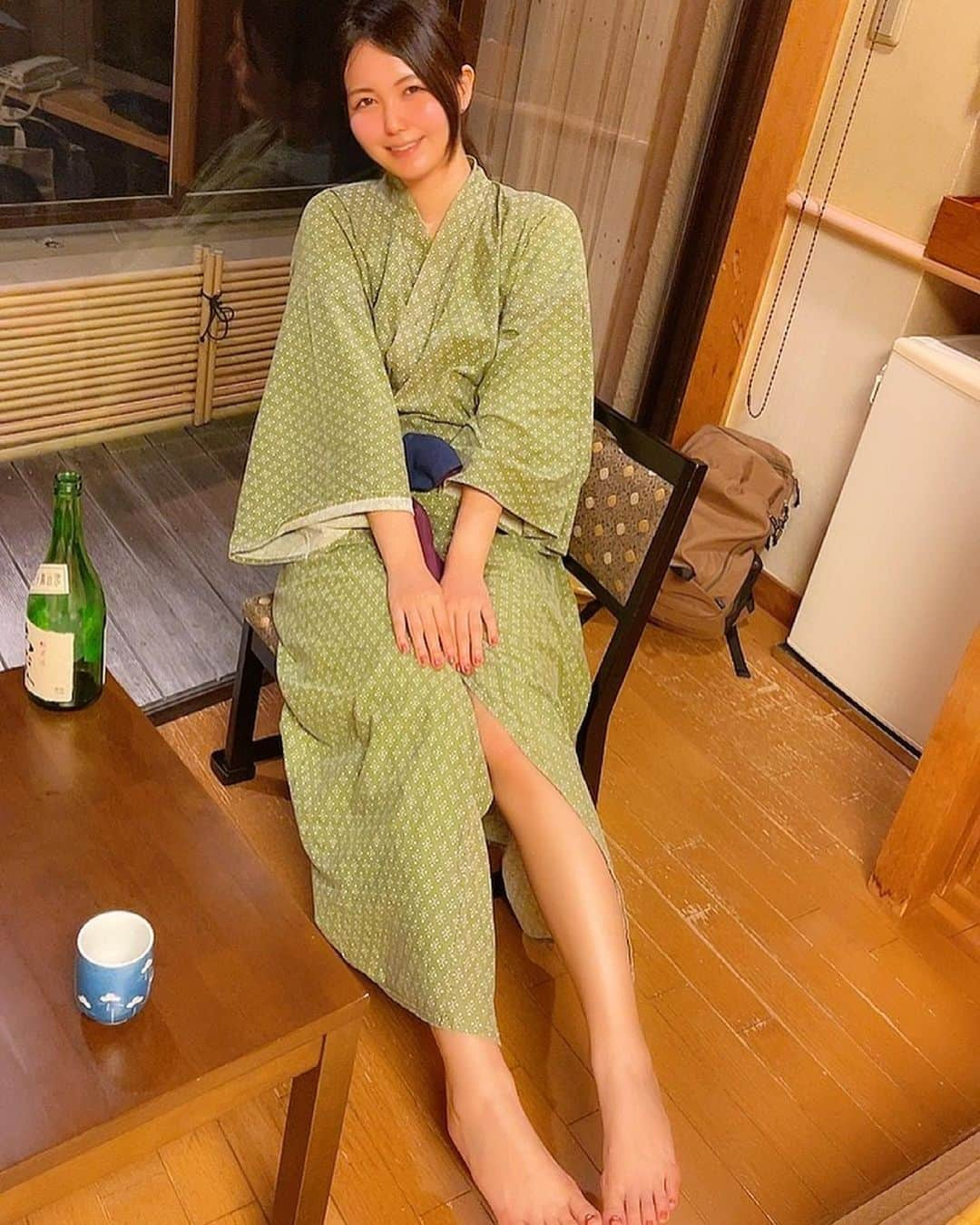 九条ねぎ あぴるさんのインスタグラム写真 - (九条ねぎ あぴるInstagram)「I am drinking alcohol after taking a hot spring bath. I'm not wearing any makeup.😅♨️  ねぎ誕生日に、しろちゃんと温泉に行った時の写真。(1ヶ月前  お風呂上がりすっぴんほろ酔いのねぎ。 この後2人で日本酒20合飲んだ😅  みんな、好きな温泉はどこですか❤️ コメントで教えてね。  #japanesegirl #onsen #♨️ #浴衣　#すっぴん　#温泉　#熱海　#nomakeup #yukata」6月23日 20時04分 - negi_kujyo