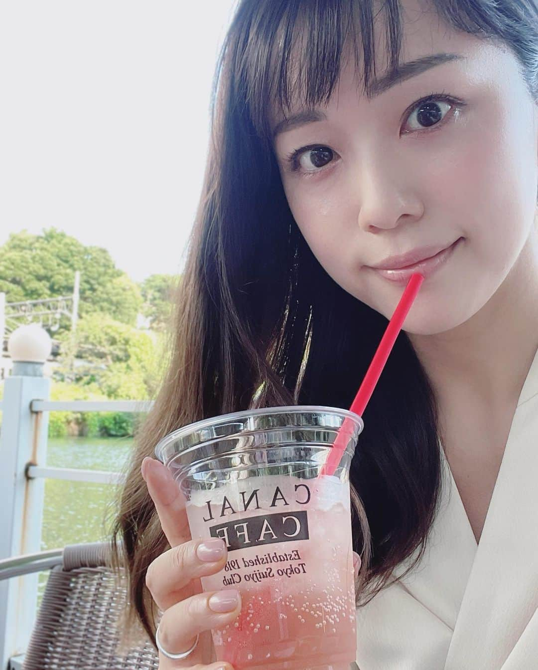 本田朋子さんのインスタグラム写真 - (本田朋子Instagram)「川沿いのカフェで一息。 シュワッと炭酸が欲しくなる季節ですね。  #時差投稿  #カフェ #川沿い #亀さんが泳いでました」6月23日 20時09分 - tomoko_honda_official_phonics