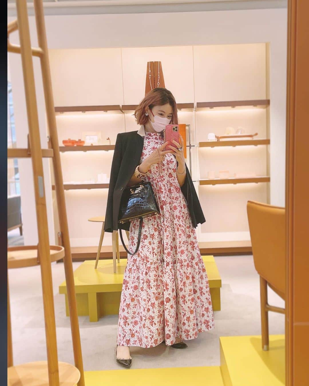 kiyomi medeirosさんのインスタグラム写真 - (kiyomi medeirosInstagram)「outfit💗🖤💗🖤💗  お花柄ワンピを黒小物とジャケットで締めて😌💕💕  dress…#patou jacket…#stellamccartney  shoes…#valentino  bag…#hermes  mask…#dmasque  #fashion#outfit#fashion#ootd#cordinate#style#ファッション#コーディネート#コーデ#ママコーデ#大人可愛いコーデ#ジャケットコーデ#黒ジャケット#ピンクヘア#パトゥー」6月23日 20時27分 - kiyomimedeiros