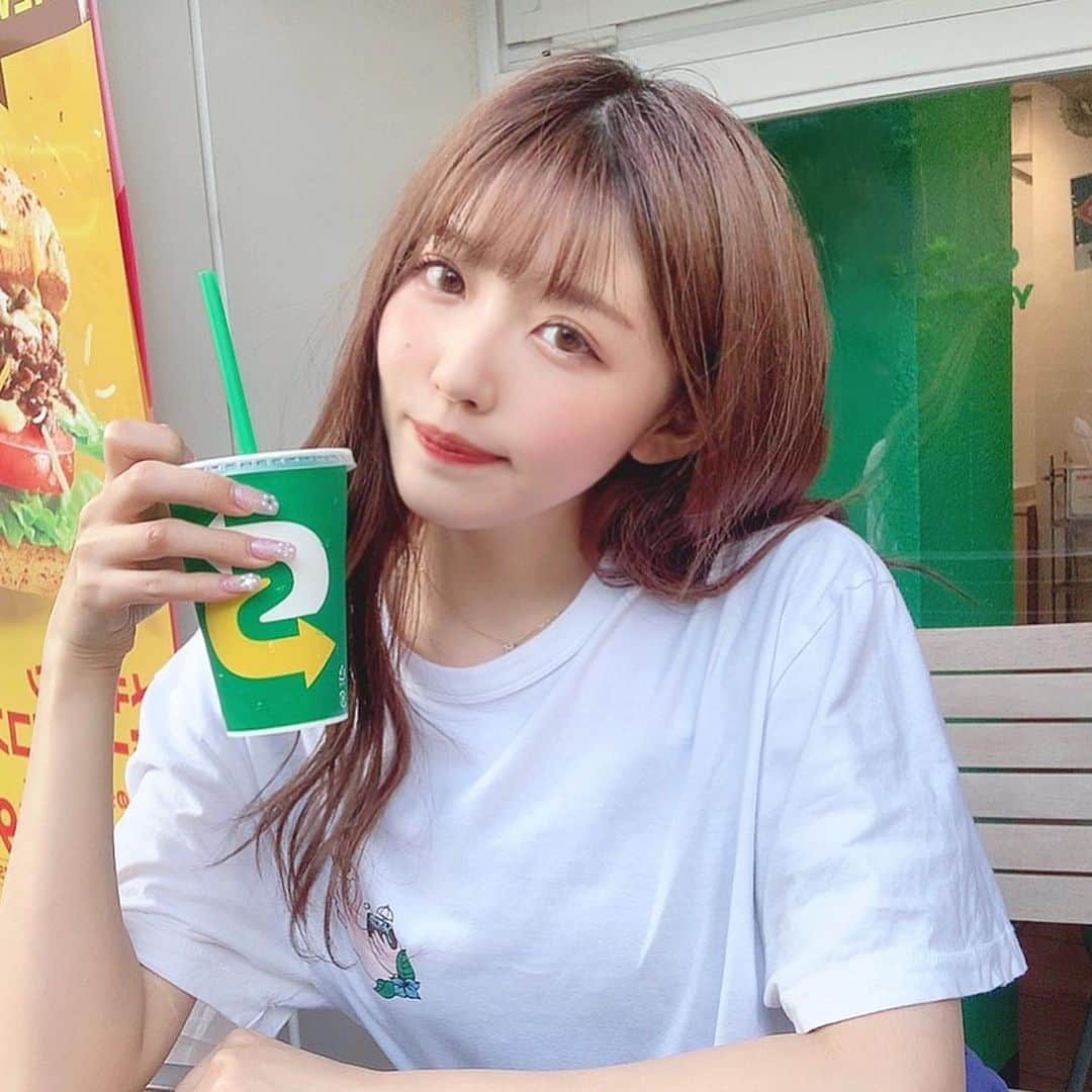 宇野みずきさんのインスタグラム写真 - (宇野みずきInstagram)「🥤 . . . 炭酸だいすき 🗽 . . . #ｔシャツ#カジュアルコーディネート#夏服コーデ」6月23日 20時50分 - mi___candy