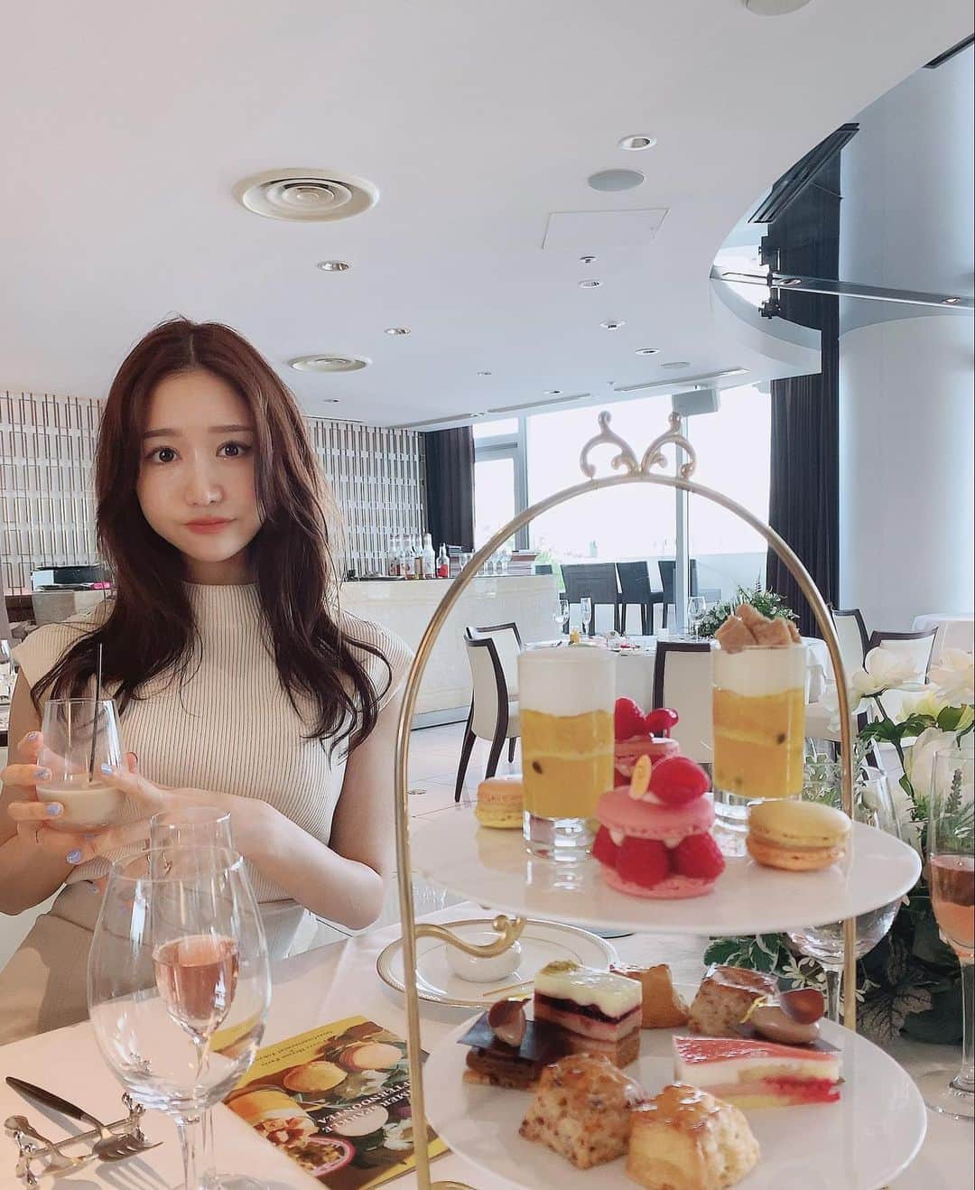 のインスタグラム：「tea time ☕︎  #アフタヌーンティー#ピエールエルメ#女子会#お茶会#お台場#竹芝#インターコンチネンタル東京ベイ#私服#春夏コーディネート#私服コーデ#星奈あい#日常生活#攝影日記#人像攝影#攝影師#拍照#人像摄影#攝影日常#좋아요#소통그램#패션화보」