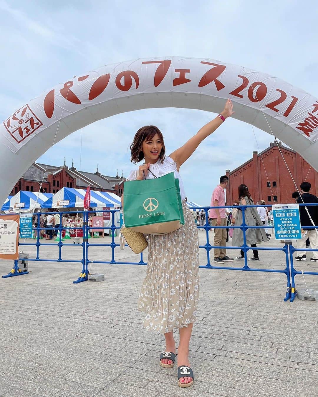 あおい夏海さんのインスタグラム写真 - (あおい夏海Instagram)「こんばんは！！ 先週末に横浜の赤レンガ倉庫で開催された"パンフェス2021"🍞😆✨ 2年前も行って凄く楽しかったので今年も初日に行ってきました！！ たくさんの美味しそうなパンに終始興奮(笑)🍞 大人気店ペニーレインのパンを今年もgetできました💓  トヨタさんのブースには"新型MIRAI"も展示されてて、赤レンガ倉庫と海にとても映えていました！！ 高級感があってかっこいい！✨ 水素を燃料として走るのでなので、走れば走るほど空気がキレイになるまさに未来の車🥺✨✨ 乗り心地も最高でした！！  そしてトヨタさんのブースでパン作り教室も参加させていただいたのですが、 なんと新型MIRAIで給電しながらパンを作れちゃいました！ MIRAIの給電機能で災害時にも電気が使えるので、ドライヤーや携帯充電もできちゃいます🥺✨ もしもの時も本当に頼もしい車ですね🥺🙏✨  それからキャンピングカーも展示されていて、犬を飼ってる方必見の"ワンピングエース"も観てるだけでワクワクしてきました😆 車内が広いので寝心地も良さそう！ 最近キャンプハマってるので、 キャンピングカーがすごく興味あって、 将来ワンちゃん飼って家族でキャンピングカーで日本を旅したらたのしそーだなーと妄想を膨らませてきました(笑)😍  2人乗りのC+podも初めて乗ってみましたが、普段の車と広さもそんなに変わらなくて、コンパクトで可愛いし、運転が苦手な人でもこれならスイスイ乗れちゃいますね😆💓 この後元町商店街にC+podに乗って遊びにいきました☺️🚗³₃  @atyokohama_jpn @yokohamaaircabin  #toyota  #トヨタ  #トヨタ自動車  #新型MIRAI  #水素  #車  #car  #toyotacars  #赤レンガ倉庫  #パンフェス  #yokohamaaircabin  #横浜  #yokohama  #みなとみらい  #桜木町  #パンすきな人と繋がりたい  #あおい夏海  #夏フェス  #車好きな人と繋がりたい  #キャンピングカーのある生活  #キャンプ女子  #マイルート  #キャンピングカー  #myroute  #キャンピングカーのある生活  #ヨコハマをスマートに楽しもう #pr  #cpod」6月23日 21時12分 - natsumi.aoi