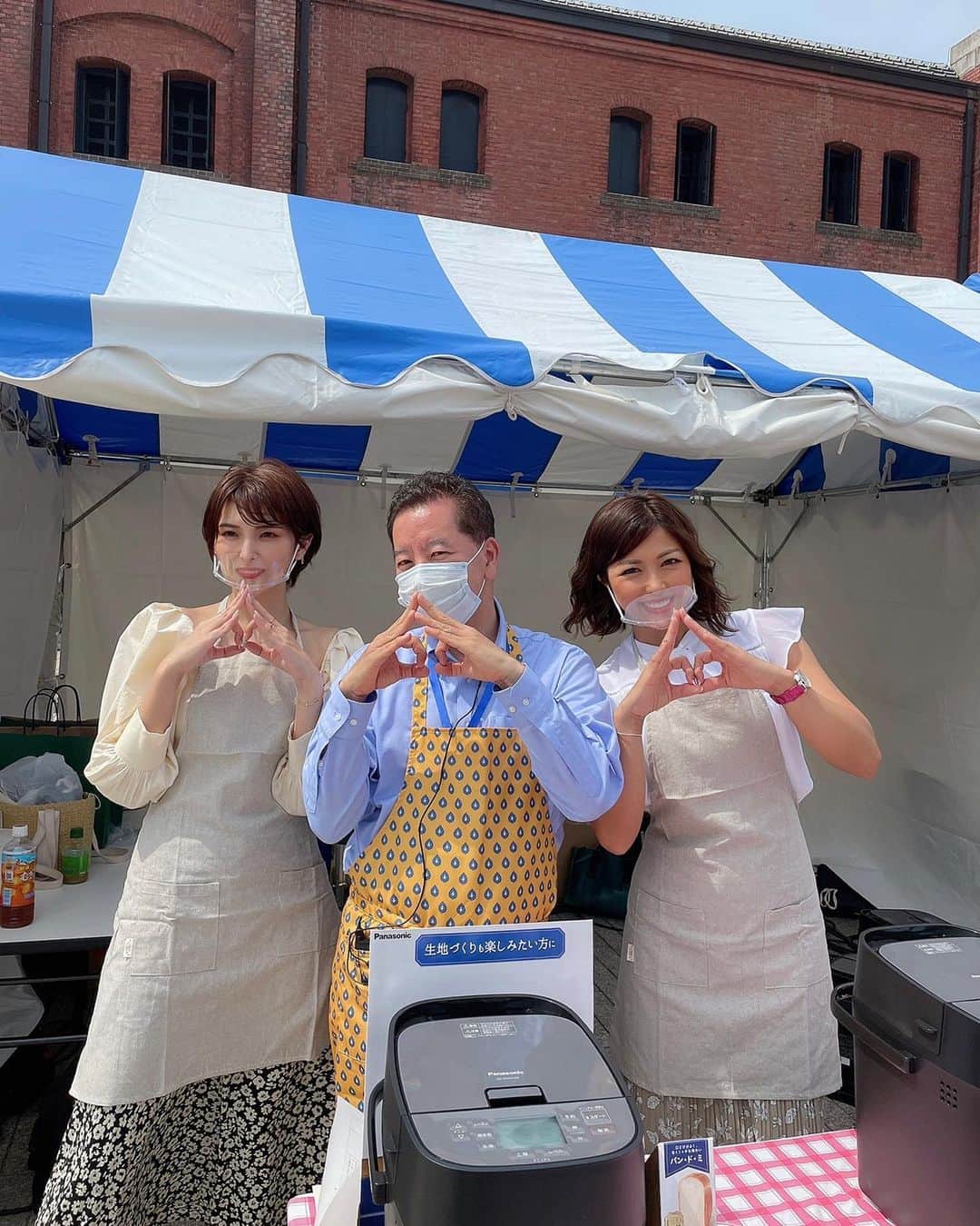 あおい夏海さんのインスタグラム写真 - (あおい夏海Instagram)「こんばんは！！ 先週末に横浜の赤レンガ倉庫で開催された"パンフェス2021"🍞😆✨ 2年前も行って凄く楽しかったので今年も初日に行ってきました！！ たくさんの美味しそうなパンに終始興奮(笑)🍞 大人気店ペニーレインのパンを今年もgetできました💓  トヨタさんのブースには"新型MIRAI"も展示されてて、赤レンガ倉庫と海にとても映えていました！！ 高級感があってかっこいい！✨ 水素を燃料として走るのでなので、走れば走るほど空気がキレイになるまさに未来の車🥺✨✨ 乗り心地も最高でした！！  そしてトヨタさんのブースでパン作り教室も参加させていただいたのですが、 なんと新型MIRAIで給電しながらパンを作れちゃいました！ MIRAIの給電機能で災害時にも電気が使えるので、ドライヤーや携帯充電もできちゃいます🥺✨ もしもの時も本当に頼もしい車ですね🥺🙏✨  それからキャンピングカーも展示されていて、犬を飼ってる方必見の"ワンピングエース"も観てるだけでワクワクしてきました😆 車内が広いので寝心地も良さそう！ 最近キャンプハマってるので、 キャンピングカーがすごく興味あって、 将来ワンちゃん飼って家族でキャンピングカーで日本を旅したらたのしそーだなーと妄想を膨らませてきました(笑)😍  2人乗りのC+podも初めて乗ってみましたが、普段の車と広さもそんなに変わらなくて、コンパクトで可愛いし、運転が苦手な人でもこれならスイスイ乗れちゃいますね😆💓 この後元町商店街にC+podに乗って遊びにいきました☺️🚗³₃  @atyokohama_jpn @yokohamaaircabin  #toyota  #トヨタ  #トヨタ自動車  #新型MIRAI  #水素  #車  #car  #toyotacars  #赤レンガ倉庫  #パンフェス  #yokohamaaircabin  #横浜  #yokohama  #みなとみらい  #桜木町  #パンすきな人と繋がりたい  #あおい夏海  #夏フェス  #車好きな人と繋がりたい  #キャンピングカーのある生活  #キャンプ女子  #マイルート  #キャンピングカー  #myroute  #キャンピングカーのある生活  #ヨコハマをスマートに楽しもう #pr  #cpod」6月23日 21時12分 - natsumi.aoi