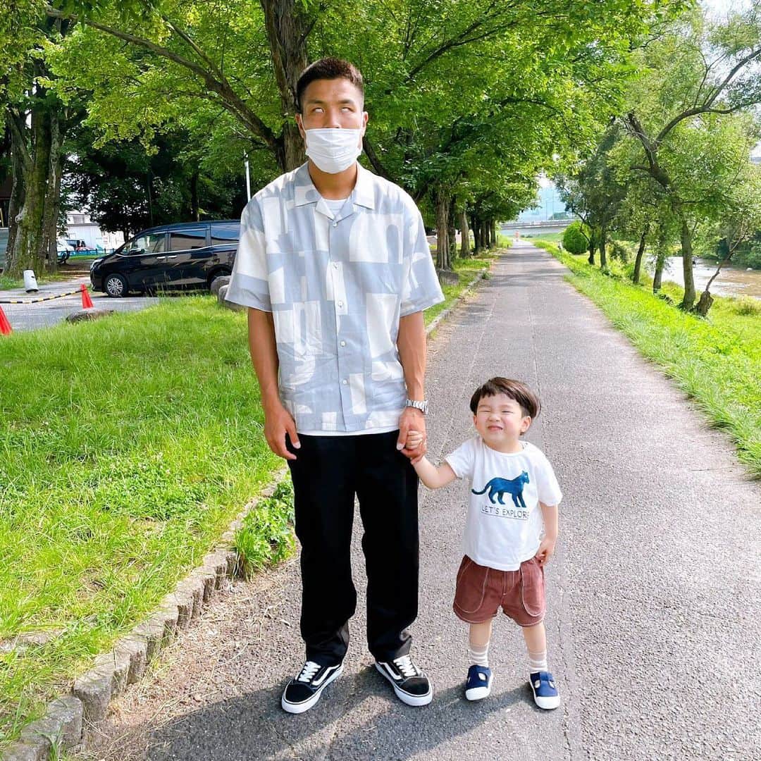 のインスタグラム：「． はいチーズで変顔しよって約束したのに… #08sircus #gu #vans #zarakids #hmkids」
