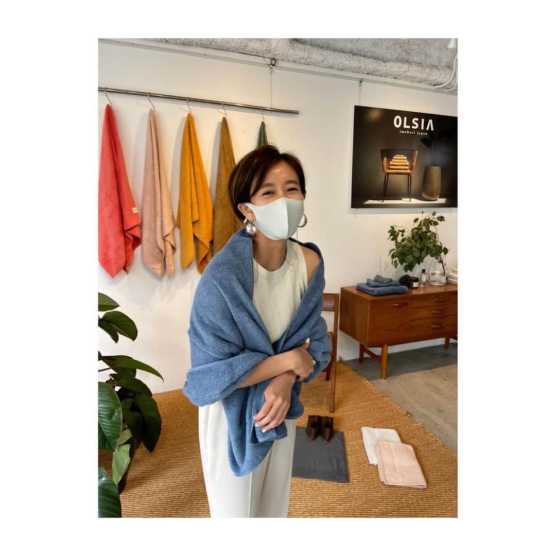 のインスタグラム：「気持ちのいい タオルに出会いました。  @olsia__towel   柔らかくて しっとりしていて 絶妙なニュアンスカラーで。  いろんな妄想をしながら くるまってみました。  #お風呂とか温泉とかお風呂とか　#シュミレーションを一緒にしてくれたPRの井口ちゃん　#バッグの中に入れる小さいハンドタオルがサイズも厚みも色もよくてすっかり気に入って何枚かオーダーしてしまった　#小さめで薄めでシックな色味　#伊勢丹新宿店で買えるそうです」