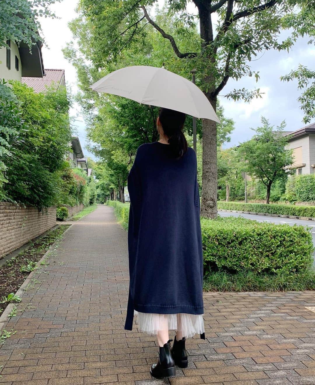 森貴美子さんのインスタグラム写真 - (森貴美子Instagram)「今年の梅雨も☔️ @mackintoshofficial  のレイングッズで気分を盛り上げています♫  晴雨兼用の長傘はなんと210gという軽量で、持ち運びがとても楽！持っているのを忘れてしまうぐらいの軽さです🧚🏻 サイドゴアブーツは上品なツヤ感とシャープなフォルム。そしてヒール4.5cmが普段のファッションにも合わせやすく、そしてとても歩きやすいです。  まだ先が見えない梅雨のど真ん中。 今日のような降ったりやんだりの天気の日も、一日中ふりしきる雨の日も、マッキントッシュのレイングッズとともにご機嫌に過ごしたいです🥰 ・ #mackintosh  #マッキントッシュ #梅雨　#梅雨コーデ　#雨の日コーデ  #雨の日 #レインブーツ #長傘　#晴雨兼用傘  #サイドゴア　#비오는날 #비오는날코디 #☔️ #🌧」6月23日 21時28分 - morikimi_morikimi