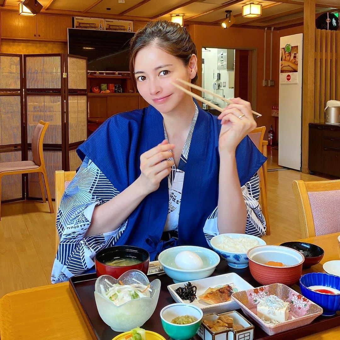 得あゆさんのインスタグラム写真 - (得あゆInstagram)「朝風呂からの朝ごはん♨️  富山3日目⛰(6/1〜6/3 聖火ランナーで富山に帰った時の) 地元、富山県南砺市にある 【五箇山荘】に泊まりました✨ 世界遺産にもなってる五箇山合掌造り すぐ近くの温泉です♨️ とても癒された🥺♨️✨  ・ ・ ・ ・ ・ ・ ・ ・ ・ ・ ・ #五箇山荘#温泉#朝風呂#朝ごはん#富山ランチ#五箇山#世界遺産#合掌造り#五箇山ランチ#富山グルメ#富山旅行#富山観光#インスタ映え#カメラ女子#家族旅行#聖火ランナー#聖火リレー#富山県#富山旅行#白川郷#大人可愛い#オトナ女子#子育てママ#浴衣#すっぴん#家族旅行#南砺市#地元#kimono #toyama#olympic#gasshozukuri」6月23日 21時37分 - tokuayu819