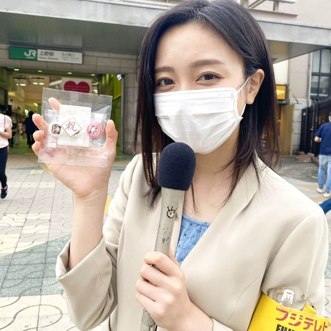 フジテレビ「プライムニュース イブニング」さんのインスタグラム写真 - (フジテレビ「プライムニュース イブニング」Instagram)「【フィールドキャスターたちの #現場ライブ 】 　 上野動物園のジャイアントパンダ・シンシンが双子の赤ちゃんを出産！⠀⠀  上野松坂屋では、くす玉が割られたり、お祝いの金太郎飴が配られたりと盛大に祝われていました。⠀  街の人からは「コロナ禍で暗いニュースが多い中、元気が出た」「嬉しい」「できれば早く観に行きたい」と言った声が聞かれました。⠀  元気にすくすく育ってもらいたいですね🐼⠀  #イット #フィールドキャスター #佐久間みなみ　@sakuma_minami」6月23日 21時52分 - livenews_it