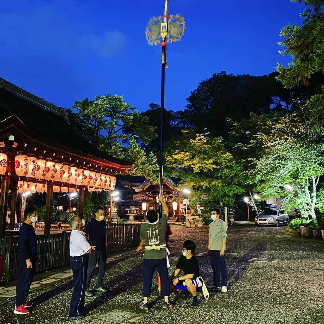 前原誠司さんのインスタグラム写真 - (前原誠司Instagram)「粟田神社で行われた剣鉾の練習に伺いました。簡単そうに見えますが、なんのなんの。凡そ週一回の練習で、上手く鳴らせるようになるには2~3年かかるとの事。初めて持たせて頂きましたが、少し甘くみていました。皆様、有難うございました❗️（誠）」6月23日 21時51分 - seiji_maehara.official