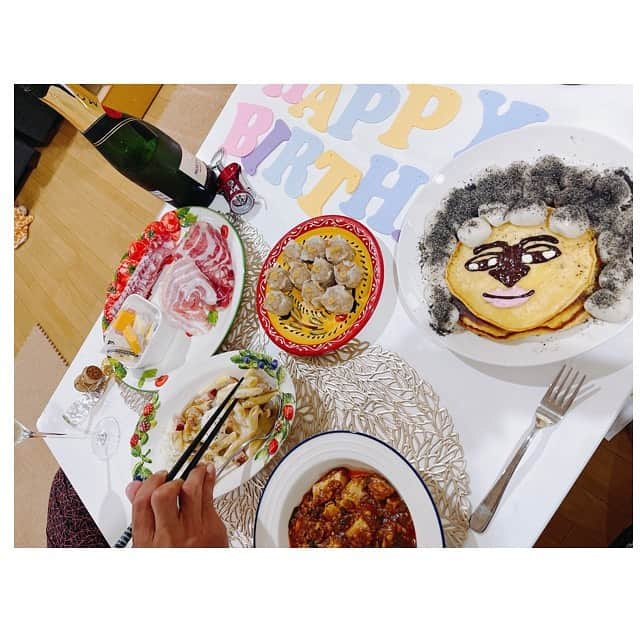 丸山桂里奈さんのインスタグラム写真 - (丸山桂里奈Instagram)「本並さーん。 お誕生日ですよーう🎂🎉 何歳？て聞いたら20歳(笑)て言ってた🌞 57歳ね(笑) 毎日毎日楽しく、明るく生活できるのも本並さんのおかげです🐥❣️結婚したのも嬉しいけどこうして、毎日一緒にいる時は一緒の時間を過ごせることがとにかく幸せです。 私からサプライズはなかなかありませんが、初めてスイーツをつくりました🎂 近日YouTubeで公開しますので、ぜひみなさま見ていただけたら嬉しいです‼️飾りつけと、どら焼き作りが時間かかり料理を作れませんでした。イタリアンハムや、サラミ、カルボナーラ、シュウマイ、麻婆豆腐にしました。 ただ、普段夜にはあんまり本並さんは夕飯を食べないので今日は珍しく飲みながらご飯食べてます🐥❣️ こうして結婚してからは初めてのお誕生日でしたが、これからも仲良く自分たちらしく楽しくいきましょうね。 大好きを通過してもはや私の部位たちまで大好きと言ってます😍 本並さんのご両親に感謝いたします😊 これからも私たち夫婦をみなさま、よろしくお願いいたします😛😛😛🎉‼️❤️🎂🐥  #６月２３日 #本並さん #旦那様 #お誕生日 #おめでとう #いつもありがとう #最高です #家事もありがとう #私も頑張ります #本並さんがいる生活 #幸せすぎる #心から愛を込めて #いい意味で #インスタバエ」6月23日 22時11分 - karinamaruyama