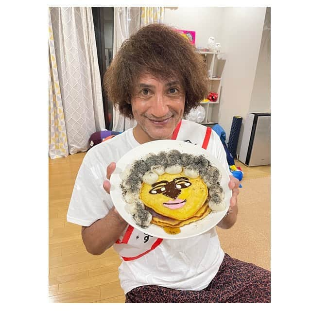 丸山桂里奈さんのインスタグラム写真 - (丸山桂里奈Instagram)「本並さーん。 お誕生日ですよーう🎂🎉 何歳？て聞いたら20歳(笑)て言ってた🌞 57歳ね(笑) 毎日毎日楽しく、明るく生活できるのも本並さんのおかげです🐥❣️結婚したのも嬉しいけどこうして、毎日一緒にいる時は一緒の時間を過ごせることがとにかく幸せです。 私からサプライズはなかなかありませんが、初めてスイーツをつくりました🎂 近日YouTubeで公開しますので、ぜひみなさま見ていただけたら嬉しいです‼️飾りつけと、どら焼き作りが時間かかり料理を作れませんでした。イタリアンハムや、サラミ、カルボナーラ、シュウマイ、麻婆豆腐にしました。 ただ、普段夜にはあんまり本並さんは夕飯を食べないので今日は珍しく飲みながらご飯食べてます🐥❣️ こうして結婚してからは初めてのお誕生日でしたが、これからも仲良く自分たちらしく楽しくいきましょうね。 大好きを通過してもはや私の部位たちまで大好きと言ってます😍 本並さんのご両親に感謝いたします😊 これからも私たち夫婦をみなさま、よろしくお願いいたします😛😛😛🎉‼️❤️🎂🐥  #６月２３日 #本並さん #旦那様 #お誕生日 #おめでとう #いつもありがとう #最高です #家事もありがとう #私も頑張ります #本並さんがいる生活 #幸せすぎる #心から愛を込めて #いい意味で #インスタバエ」6月23日 22時11分 - karinamaruyama