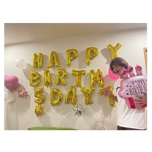 丸山桂里奈さんのインスタグラム写真 - (丸山桂里奈Instagram)「本並さーん。 お誕生日ですよーう🎂🎉 何歳？て聞いたら20歳(笑)て言ってた🌞 57歳ね(笑) 毎日毎日楽しく、明るく生活できるのも本並さんのおかげです🐥❣️結婚したのも嬉しいけどこうして、毎日一緒にいる時は一緒の時間を過ごせることがとにかく幸せです。 私からサプライズはなかなかありませんが、初めてスイーツをつくりました🎂 近日YouTubeで公開しますので、ぜひみなさま見ていただけたら嬉しいです‼️飾りつけと、どら焼き作りが時間かかり料理を作れませんでした。イタリアンハムや、サラミ、カルボナーラ、シュウマイ、麻婆豆腐にしました。 ただ、普段夜にはあんまり本並さんは夕飯を食べないので今日は珍しく飲みながらご飯食べてます🐥❣️ こうして結婚してからは初めてのお誕生日でしたが、これからも仲良く自分たちらしく楽しくいきましょうね。 大好きを通過してもはや私の部位たちまで大好きと言ってます😍 本並さんのご両親に感謝いたします😊 これからも私たち夫婦をみなさま、よろしくお願いいたします😛😛😛🎉‼️❤️🎂🐥  #６月２３日 #本並さん #旦那様 #お誕生日 #おめでとう #いつもありがとう #最高です #家事もありがとう #私も頑張ります #本並さんがいる生活 #幸せすぎる #心から愛を込めて #いい意味で #インスタバエ」6月23日 22時11分 - karinamaruyama