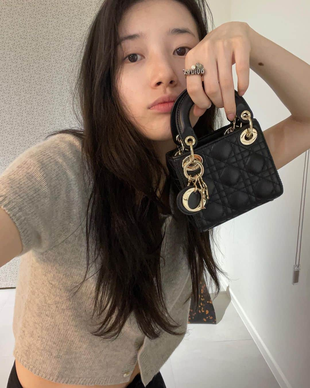 ペ・スジさんのインスタグラム写真 - (ペ・スジInstagram)「#광고 #DiorMicroBag #dior @dior   귀염뽀짝🖤」6月23日 22時15分 - skuukzky