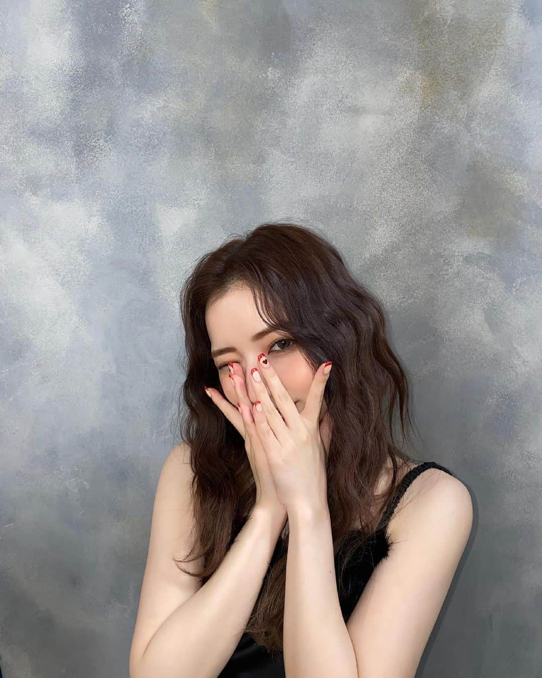 南りほのインスタグラム：「最近のネイル♥️ 赤フレンチにハートがポイント🥺 撮影のためにもう少しでまた変えちゃうけど、、、🥲 赤フレンチ初めてしたから新鮮❤️‍🔥 @a_sa1103」