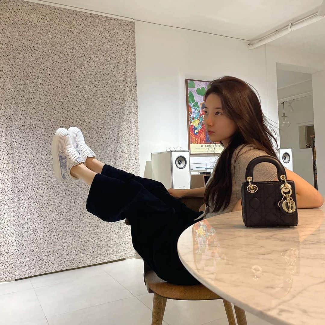 ペ・スジさんのインスタグラム写真 - (ペ・スジInstagram)「#광고 #DiorMicroBag #dior @dior  왕운동화와 미니백의 조합🙈」6月23日 22時27分 - skuukzky