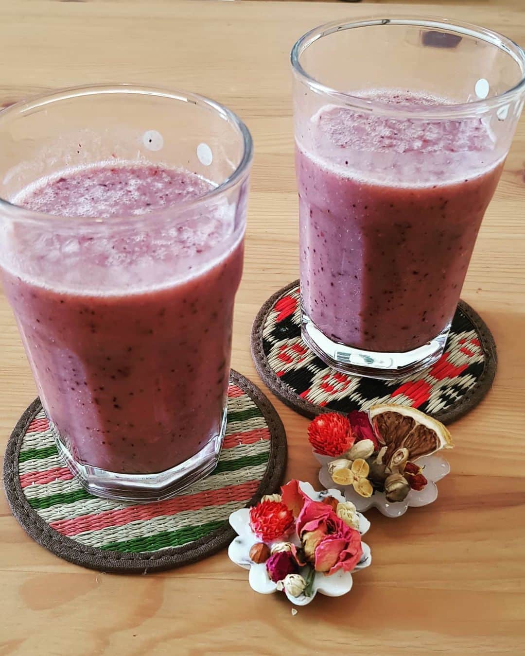 平井絵巳のインスタグラム：「BANANA AND BERRY RICE MILK SMOOTHLY🥤 バナナとベリーのライスミルクスムージー🥤  だんだん暑くなってきたー🌞🌴🌻 ので、涼しげコーデに❄️ 好きなフルーツ入れてライスミルクであっさり味に😊👍 ＊コースターは倉敷いぐさで作られたもの ＊アロマキャンドルはDIY  #smoothie#ricemilk#倉敷いぐさ#aromacandle#DIY」