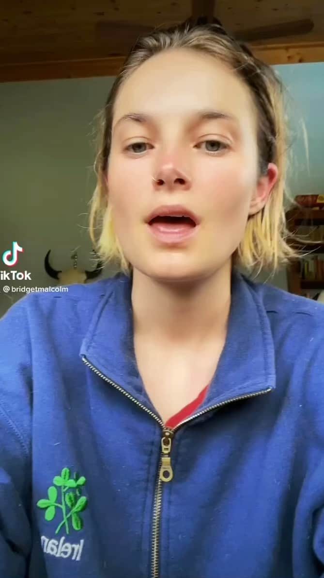 ブリジット・マルコムのインスタグラム：「That time a chiropractor “fat shamed” me (is that even possible at a size 4???)」