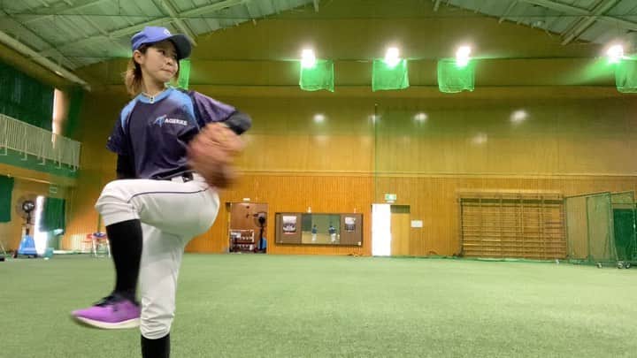 磯崎由加里のインスタグラム：「. ネットスロー⚾︎ この日は軽めの投球 . . 雨の日が続くと外で投げれないから もどかしい〜😆 梅雨だからしたかない...🥺 . . . #野球 #野球女子 #女子野球  #投球 #フォームチェック」