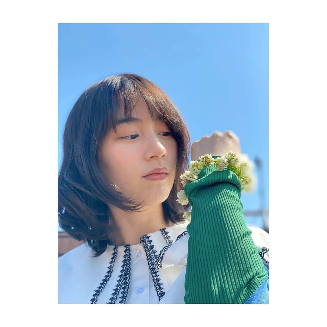 のん（能年玲奈）さんのインスタグラム写真 - (のん（能年玲奈）Instagram)「のんスタッフがシロツメクサで腕輪を作ってくれた。私は子供の頃、編むのが下手でうまく作れなかったのでとても嬉しかったです。🌼」6月23日 23時13分 - non_kamo_ne