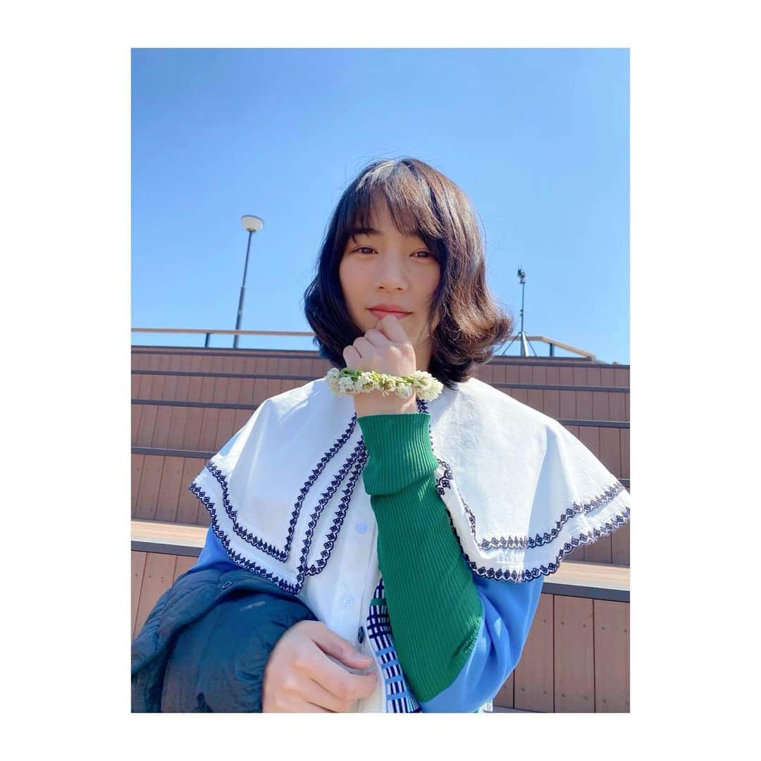 のん（能年玲奈）さんのインスタグラム写真 - (のん（能年玲奈）Instagram)「のんスタッフがシロツメクサで腕輪を作ってくれた。私は子供の頃、編むのが下手でうまく作れなかったのでとても嬉しかったです。🌼」6月23日 23時13分 - non_kamo_ne