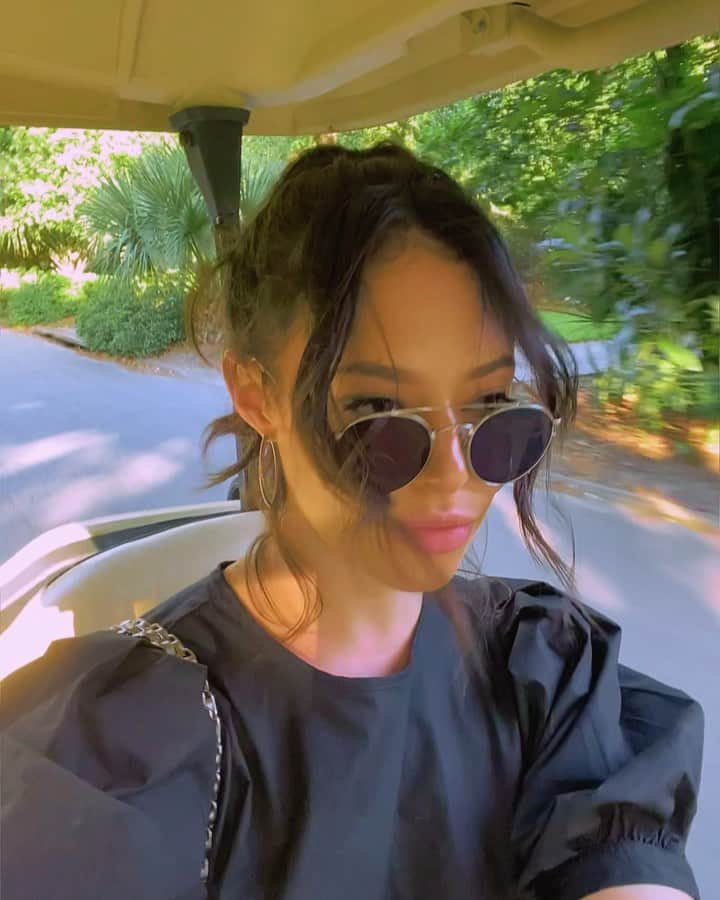 クロエ・ブリッジスのインスタグラム：「It’s summer in the south and I am back on my 12mph golf cart lifestyle! Vroom vroom try and catch me I’m like Vin Diesel in these streets」