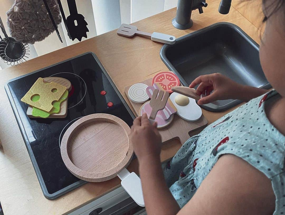 堀舞紀さんのインスタグラム写真 - (堀舞紀Instagram)「🍳 . . . "morning set" ご注文のお客様〜👧🏽 . . 👩🏾‍🍳#cannyO の1番好きな遊びは おままごと。 . . . 木の温もりがあるオモチャは 可愛くってついつい 集めたくなってしまいます♡ . . @smarti8989  . . . これは coromoのモーニングセット🍳 朝はパン🍞派の私は 1日に何度もこのセットを 注文しています😂 . . 自分のキッチンも持っていて 5歳なのに 設備が凄いんだからwww . . 👩🏾‍🍳 #アンバサダー #8989fun #おままごと #おままごとセット #ままごと #木のおままごと #こどものいる暮らし #こどもと暮らす  #cannyOkitchin #morningset!!! .  https://www.kagu-wakuwaku.com/products/detail/3394」6月24日 9時48分 - mainohori