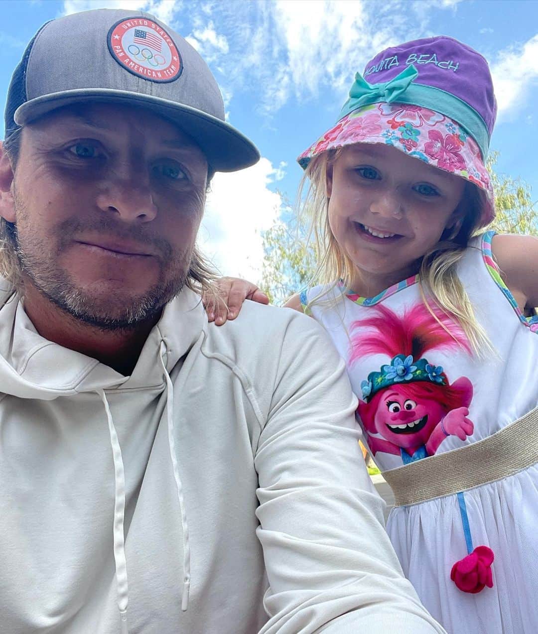 トニー・アゼベドのインスタグラム：「Last day of school for my girl! I mean everyone says time flies and now I have an 8 year old and Luna going into alpha K. I will say this year was her favorite and we will miss the teachers so much!」