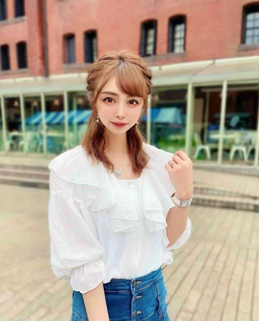 のインスタグラム：「#ootd  ． 今トレンドの大きめな襟のブラウス❤️ @classicalelf_official のだよ🙌 前後2wayで着れるの✨ 隠したい二の腕もボリューム感のある袖でカバー✨ 華奢に見えるのが嬉しい☺️ ． 透け感もヘルシーで甘すぎずにちょうど良いよ🙆‍♀️ お気に入りの1枚です💓 ． #classicalelf #クラシカルエルフ #エルフコーデ #夏コーデ #ブラウスコーデ」