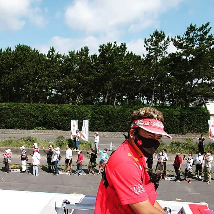 杉田芳尚のインスタグラム：「・  ・  東京2020 オリンピック聖火リレー 静岡 Day2  太陽☀と海🌊  完璧なロケーションからのスタートとなりました!  誰もが笑顔になるコンディションで聖火リレーは始まってます!  今日もペットボトルをリサイクルして作った「静岡県の名前入りマフラータオル」を頭の上に掲げて、聖火ランナーさんを応援していきましょう!  We are TEAM Coca-Cola!  #teamcocacola  #チームコカコーラ  #チームコカコーラotr #HopeLightsOurWay  #希望の道をつなごう  #torchrelay  #東京2020オリンピック聖火リレー #MC  #静岡県 #SHIZUOKAPref. #牧之原市 #藤枝市 #静岡市 #清水区 #焼津市 #長泉町 #富士市 #三島市 #沼津市」