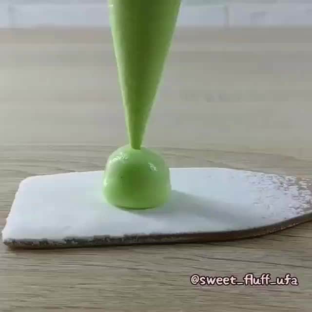 2.8 Milllon CAKESTERS!のインスタグラム：「These adorable marshmallow frogs are made⁠ .⁠ by @sweet_fluff_ufa」