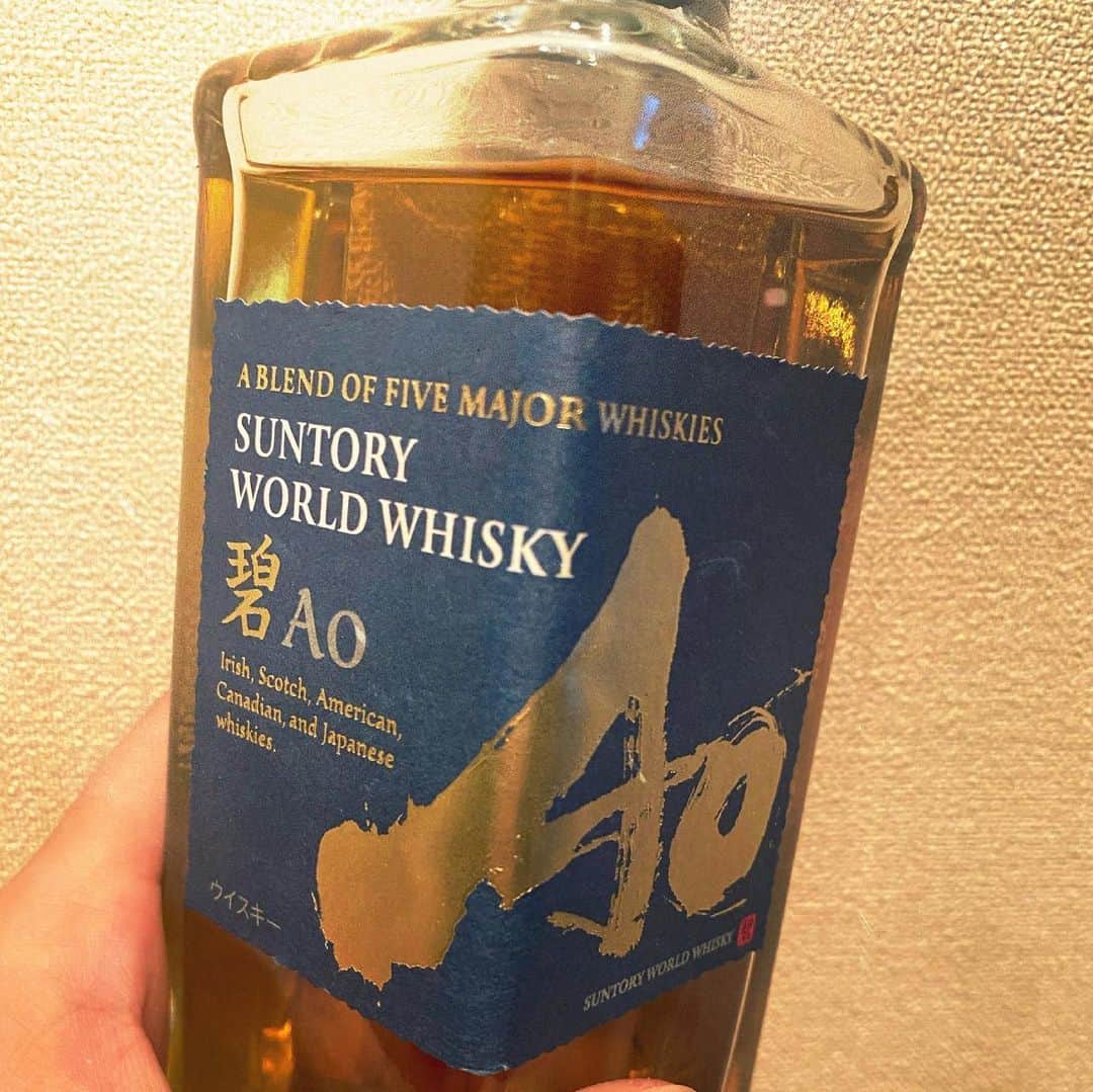 鈴木達央のインスタグラム：「この五角形のボトルに愛を感じる。 美味い。」