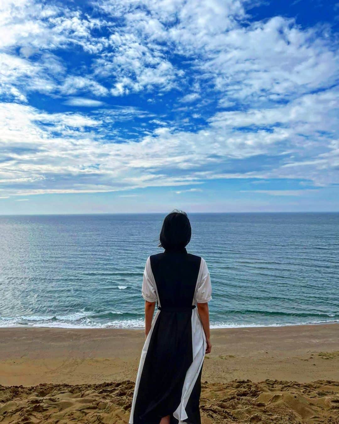 緑川静香のインスタグラム：「𝑯𝒂𝒑𝒑𝒚 𝑩𝒊𝒓𝒕𝒉𝒅𝒂𝒚 𝒕𝒐 𝒎𝒆...🎉 ⁡ 6月24日21時16分。 ちょっと早いけど(正式にはねw) ⁡ チャイ(飼い猫)に顔を噛まれてお顔に一本の赤い線が入ってスタートした本日。。🐈笑 ⁡ 誕生日は母に感謝する日でもあります。 ママ、産んでくれてありがとう💕 ⁡ 昨年を超える一年にしますぞ🥰✨✨✨ ⁡ 今年はまさに 【青天を衝け】 ってところですかね。 ⁡ どうかどうか、飛躍の一年になりますよう…🙏 ⁡ カウントダウンインスタライブ楽しかったです、顔噛まれたけど、寂しく迎えないでよかったです、顔噛まれたけど。笑 ⁡ #birthday #birthdaygirl #thankyou  #青天を衝け #誕生日 #ゾロ目  #一年が早いこと早いこと #まだ誕生日の実感がないわ #いつまでも昇り続けますよ #たくさんの素晴らしいお仕事に巡り会えますように #どうぞこれからもよろしくお願い致します🙇‍♀️ #顔噛まれたよ🥸 #うるさいw #今年もいい感じにふざけつつ笑っていきます」