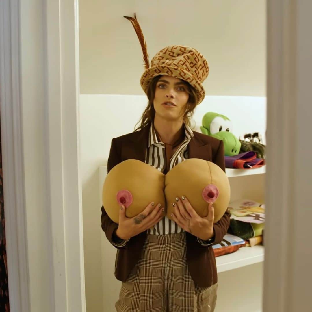 カーラ・デルヴィーニュのインスタグラム：「My true self lies somewhere between a pornstar crossed with jamiroquai... also I have a vagina tunnel... in my house @overheardla @archdigest」