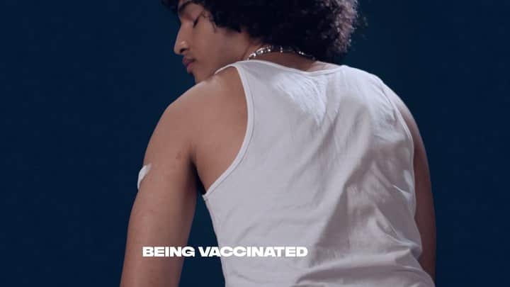 のインスタグラム：「[nurse] alright, pull up your sleeve.  [me] *flexes*  claim your kit at axeination.com  link in bio  #GetAXEinated  #vaccinesarehot #hotvaxsummer #vaxxed💉 #💉」