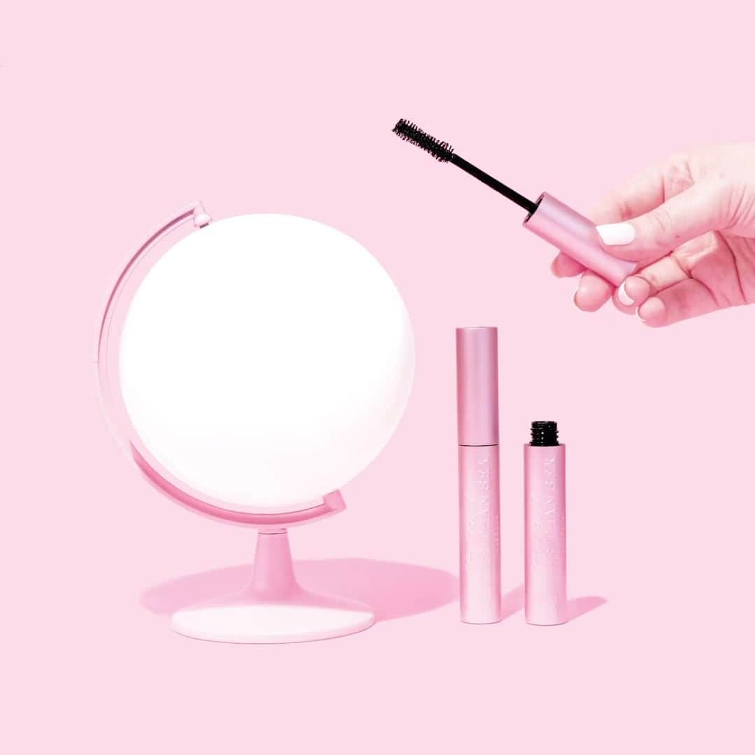 Too Facedのインスタグラム：「Painting the world pink, one mascara at a time! 💓 Happy #NationalPinkDay babes! 💕#toofaced #tfcrueltyfree #betterthansex」