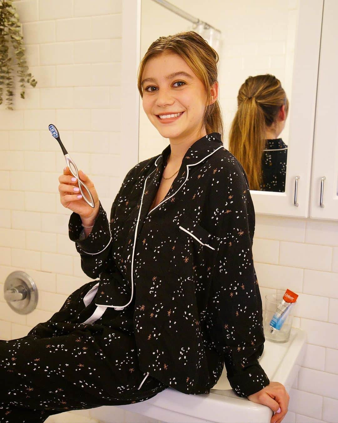 G・ハネリウスさんのインスタグラム写真 - (G・ハネリウスInstagram)「Excited to partner with @colgate Taking care of my smile, and taking care of the environment with the new Colgate Keep Toothbrush!  #ColgatePartner @Colgate keep toothbrush handle is made with 100% Aluminum and has a replaceable head. This is legit the only toothbrush you will ever need. Every year over 1 billion toothbrushes end up in landfills because they can’t be recycled. It makes me happy to make a small step towards living a more sustainable life and helping the environment. #ColgateKeepForGood #ad」6月24日 6時32分 - ghannelius