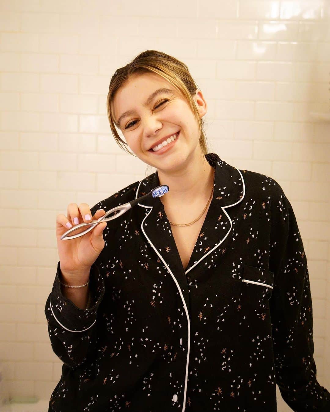 G・ハネリウスのインスタグラム：「Excited to partner with @colgate Taking care of my smile, and taking care of the environment with the new Colgate Keep Toothbrush!  #ColgatePartner @Colgate keep toothbrush handle is made with 100% Aluminum and has a replaceable head. This is legit the only toothbrush you will ever need. Every year over 1 billion toothbrushes end up in landfills because they can’t be recycled. It makes me happy to make a small step towards living a more sustainable life and helping the environment. #ColgateKeepForGood #ad」