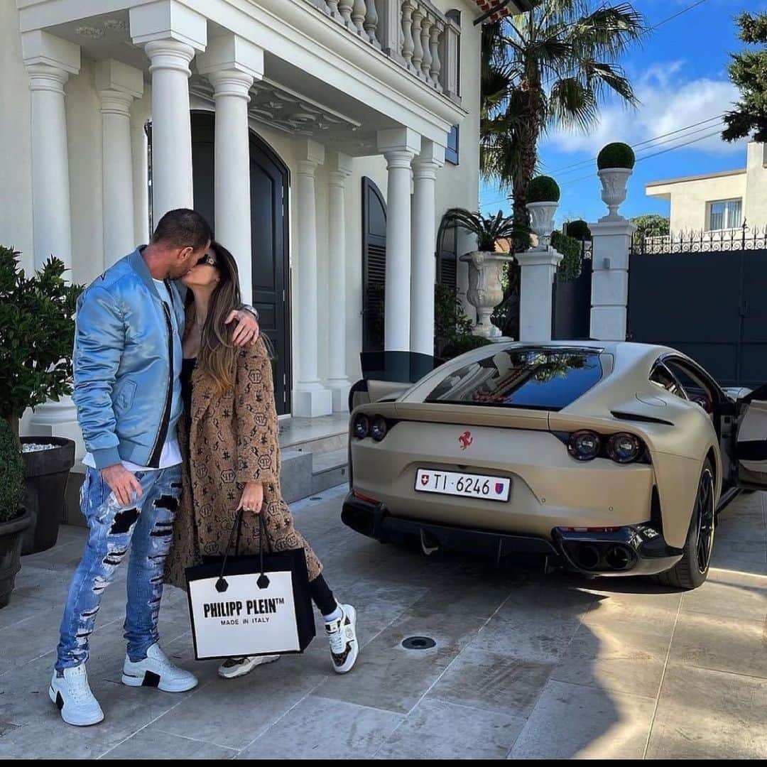 2.8 Milllon CAKESTERS!のインスタグラム：「Follow @top_luxuries and explore amazing locations and luxuries from around the world!⁠ .⁠ .⁠ ❤️ @phillippplein & @xluciabartoli」