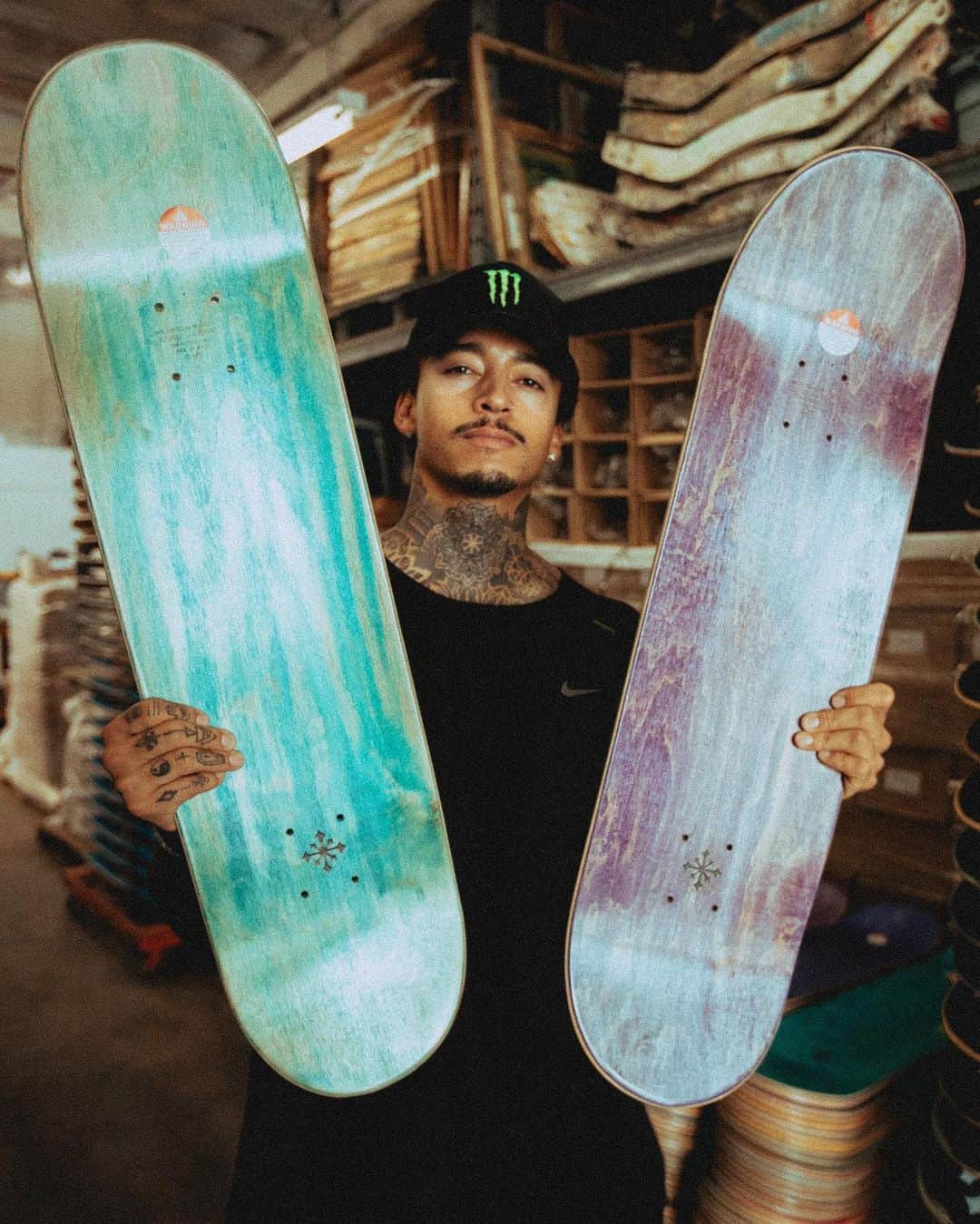 ナイジャ・ヒューストンのインスタグラム：「First 3 ppl to guess the name of my new brand get sent the first board on me! BOARDS GO LIVE ON FRIDAY LETS GOOOO!!!😈」
