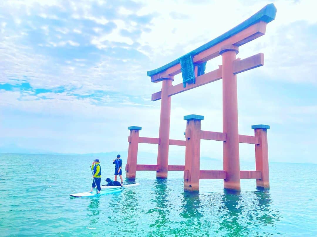 のインスタグラム：「. . 〈原口家のオフ🌿〉 . 代表期間が終わり、 主人と合流してから 主人の両親やおじいちゃんたちと一緒に束の間の 家族Timeを過ごしました🌿♡ . . その後、 主人とふたりで 実家の名犬カイくんを連れて 犬旅♡#犬旅 今回は行ったことのない所へ行こう！ そうして決めた先は… （この写真） #琵琶湖 #滋賀県 . . 〈5枚目の絵について〉 琵琶湖では素敵な親子の sup教室に参加しました☺️✨ 朝、sup教室に行くと 予約名で主人に気が付いた息子さんが 主人の絵をプレゼントしてくれました😳 （前日の夜に予約したのに 一夜で描いてくれたそうです🙊✨） @enseinishimura  . 素敵なサプライズでした🥺♡ . . . 滋賀観光、 楽しかったなぁ🥰 滋賀の方とても優しくて 素敵な時間を過ごすことが出来ました♡ . . さて、犬旅は まだまだ続きます〜🐕♡ #続きは次の投稿で . .」