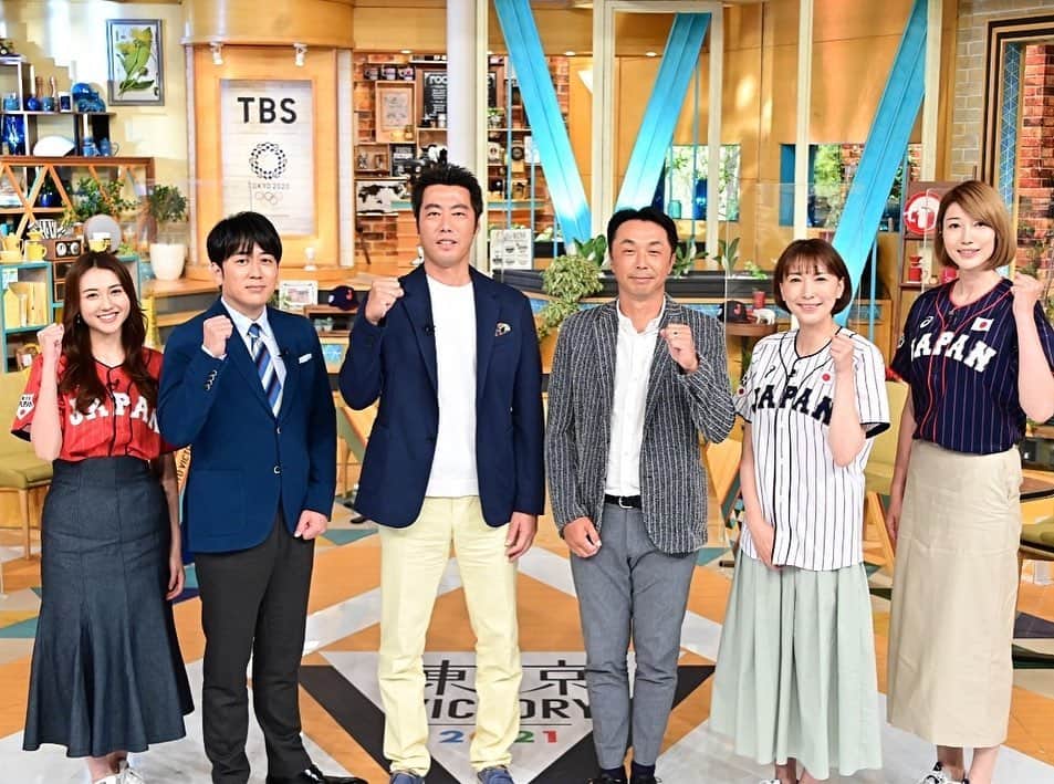 のインスタグラム：「・ 6/26（土）朝7:00〜 TBS東京VICTORY✨ ・ 次回のテーマは野球⚾️ ゲストは宮本慎也さん、上原浩治さんのレジェンドお二人✨ 安住さん、山形さん、小椋さんと共に、侍JAPANについて深掘りしました🇯🇵 ・ 侍JAPANのユニフォームまで着させてもらい、嬉しさと共になぜか私の気が引き締まりました！！笑 土曜日の朝、ぜひ観てくださいね🤗 ・ #TBS #東京VICTORY #野球 #侍JAPAN #宮本慎也 さん #上原浩治 さん #小椋久美子 さん #安住紳一郎 アナウンサー #山形純菜 アナウンサー #狩野舞子」
