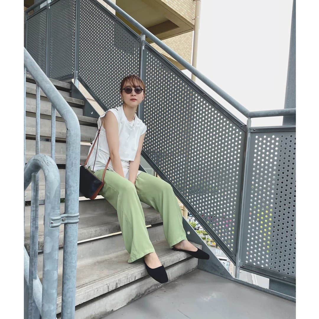 野尻美穂のインスタグラム：「銀行行って帰りは電車乗らずに歩いて帰って来たら汗だくだよ☺️ まもなく来ますね 暑がり汗かきのシーズン。  という事で、ノースリーブでもレイヤードしてるデザインだからシンプルでも使いやすいトップスと、たまにはフラットなミュールを。  #mebyhills #ミーバイヒルズ #perverze #roku #blanc #loewe」