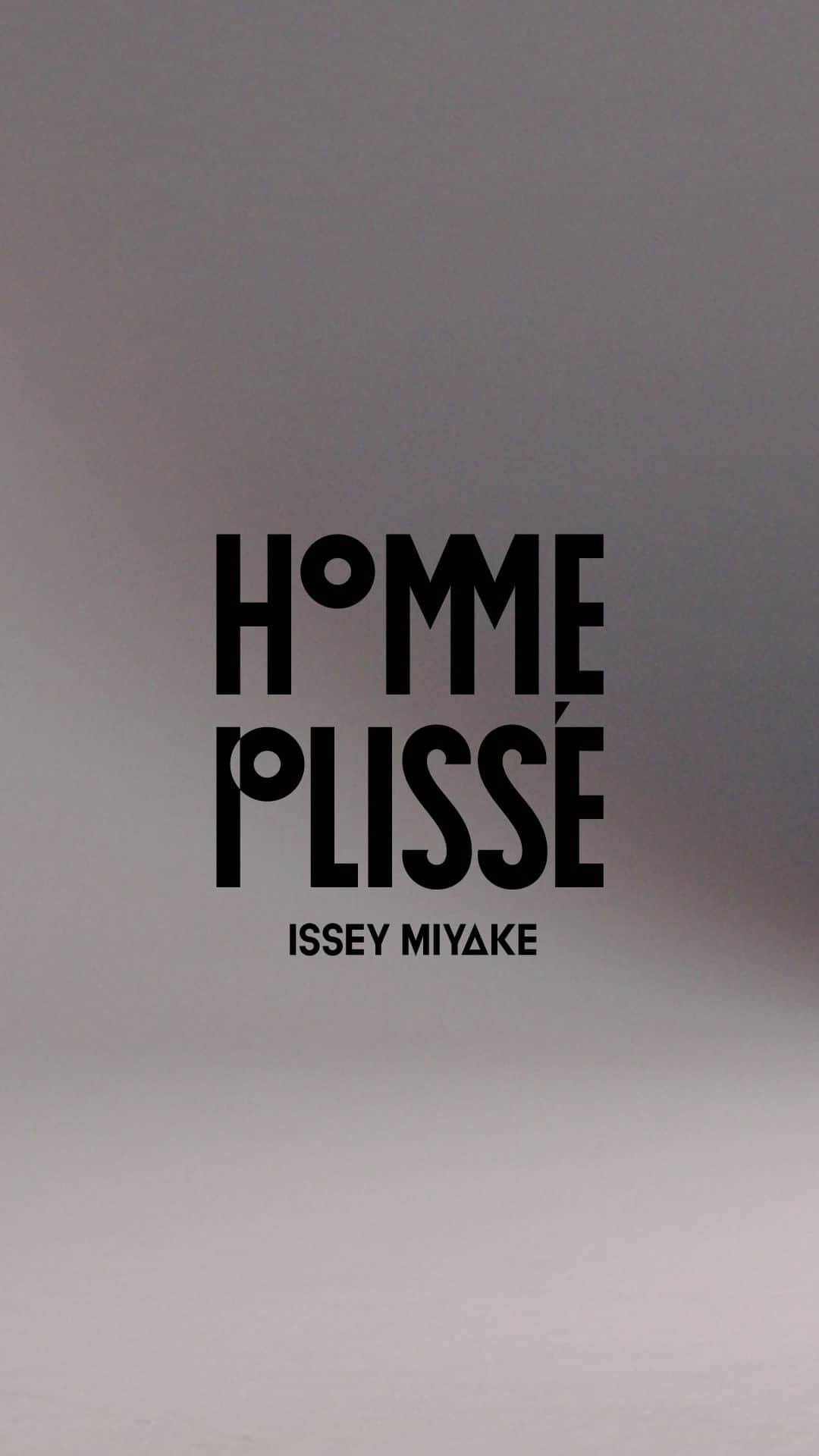 HOMME PLISSÉ ISSEY MIYAKE Official Instagram accountのインスタグラム：「HOMME PLISSÉ ISSEY MIYAKE premiered its SPRING SUMMER 2022 collection Human Ensemble on Thursday, June 24. The collection looks at the human body as it is constructed, and integrates elements inspired by the bodyʼs form, movement, and complexion into the design. Based on the brandʼs concept of clothing made for everyday living, the collection engages with the strength and beauty of the human body to explore original ensembles in harmony with their wearer.  HOMME PLISSÉ ISSEY MIYAKEは6月24日（木）、「Human Ensemble（ヒューマン・アンサンブル）」をテーマに、2022年春夏コレクションをオンライン形式で発表しました。「人間のからだ」を一つの構造物として、その力強さと美しさに着想を得た今回のコレクションは、身体のフォルム、動き、表情などの視点から服づくりに取り組みました。従来の「多様で普遍的な日常着」というコンセプトを基に、「身体」に向き合い、衣服と着る人の間に生まれる調和、すなわち「アンサンブル（組み合わせ）」を見出します。」