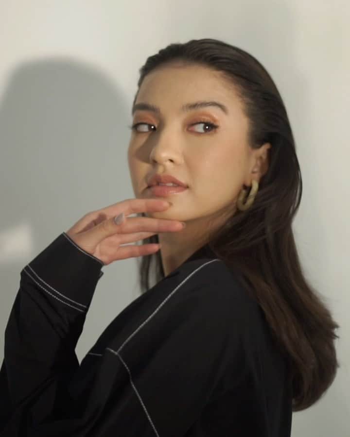 ラライン・シャーのインスタグラム：「Here is a sneak peek of @kisaku.co X @ShopAtVelvet upcoming collection. Dropping soon on 2 July 2021 - stay tuned everyone!  #KISAKUxShopAtVelvet」