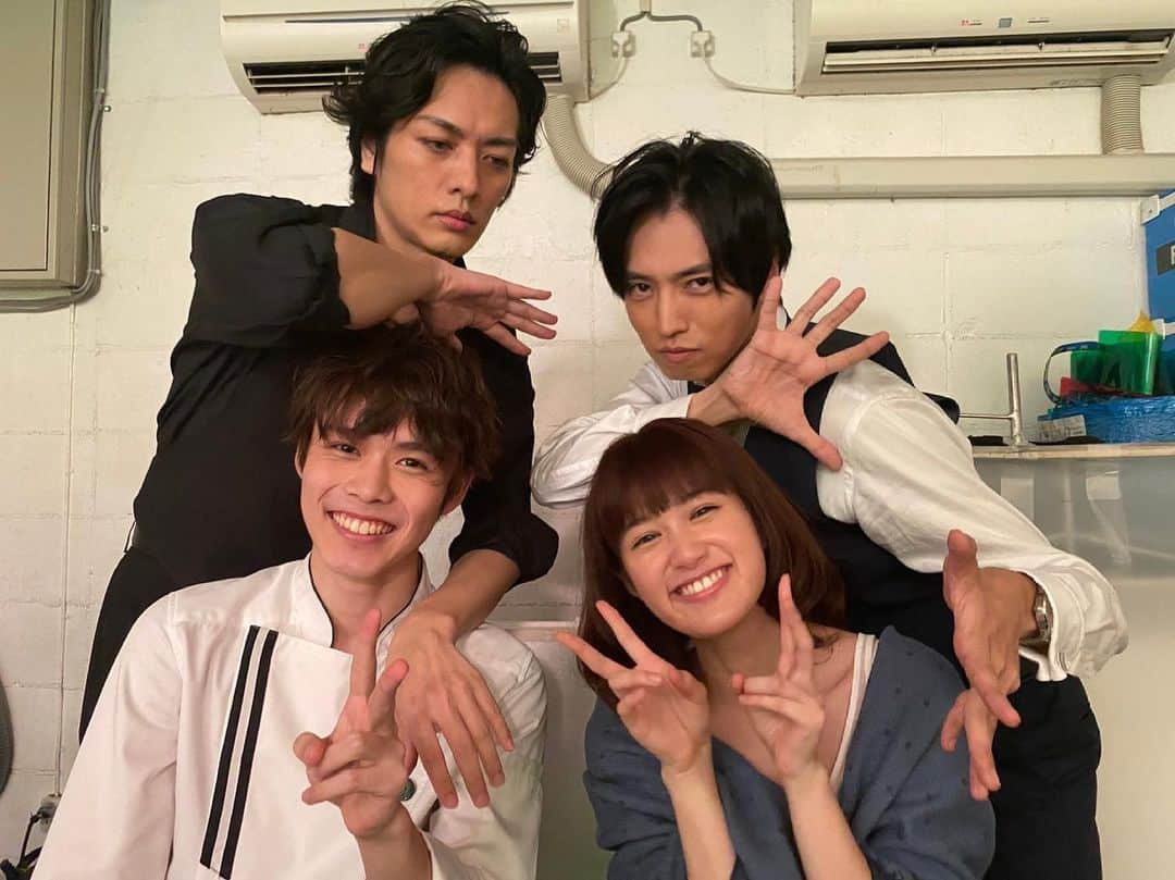 細田佳央太のインスタグラム：「*** 本日24:59〜 『ラブファントム』 第7話放送です！☕️  モデルの平万由子と百々子の関係性とは…！　 そして百々子が長谷に隠してたこととは… 本日も是非ご覧ください！  #ラブファントム  そして！ もう一つご報告が！ この度、ハンサムの109 POP UP STOREでチョコレートを販売した際にコラボした、#imperfect さんにて、インスタライブをさせて頂くことになりました！  実際にコーヒーを淹れながら、コーヒー農家さんの社会課題についても学んでいく時間にする予定です☕  ラブファントムでの相楽君を通して、軽くですがコーヒーについて学ばさせて頂きました！ その時の経験も活かしつつ、皆様にとって良い学びの機会になるよう頑張りますので、是非ご覧ください！  インスタライブはハンサムゼミのアカウントから配信します！！」