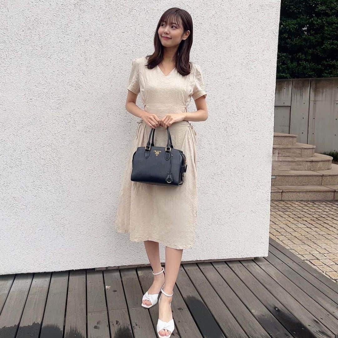 杉浦みずきのインスタグラム：「. 爽やかワンピース🤍 髪切って大人っぽく見えるって言われて嬉しい☺️ ・ ・ @chery_jp  #ootd #私服 #夏服 #ワンピース #白ワンピ」