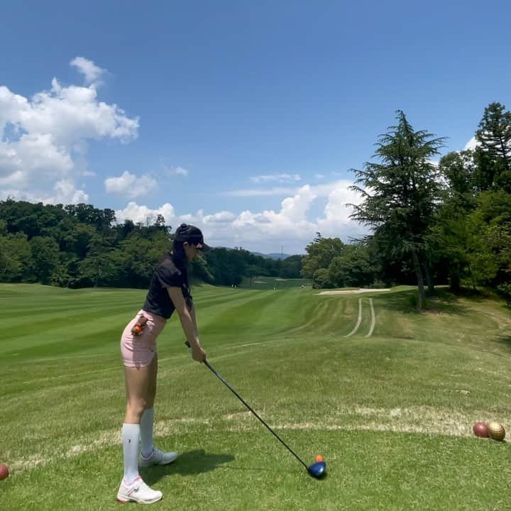 真木しおりのインスタグラム：「昨日のスウィング🥺✨  #ゴルフ#ごるふ#golf#골프 #ゴルフウェア #ゴルフ女子#ゴルフ好き#ゴルフ男子＃ラウンド#ゴルフ動画#골프웨아#골프스타그램 #golfstagram#golflife#golfswing #골프웨어 #골프스윙 #골프여자#インスタゴルフ#j_jane#j_janegolf」