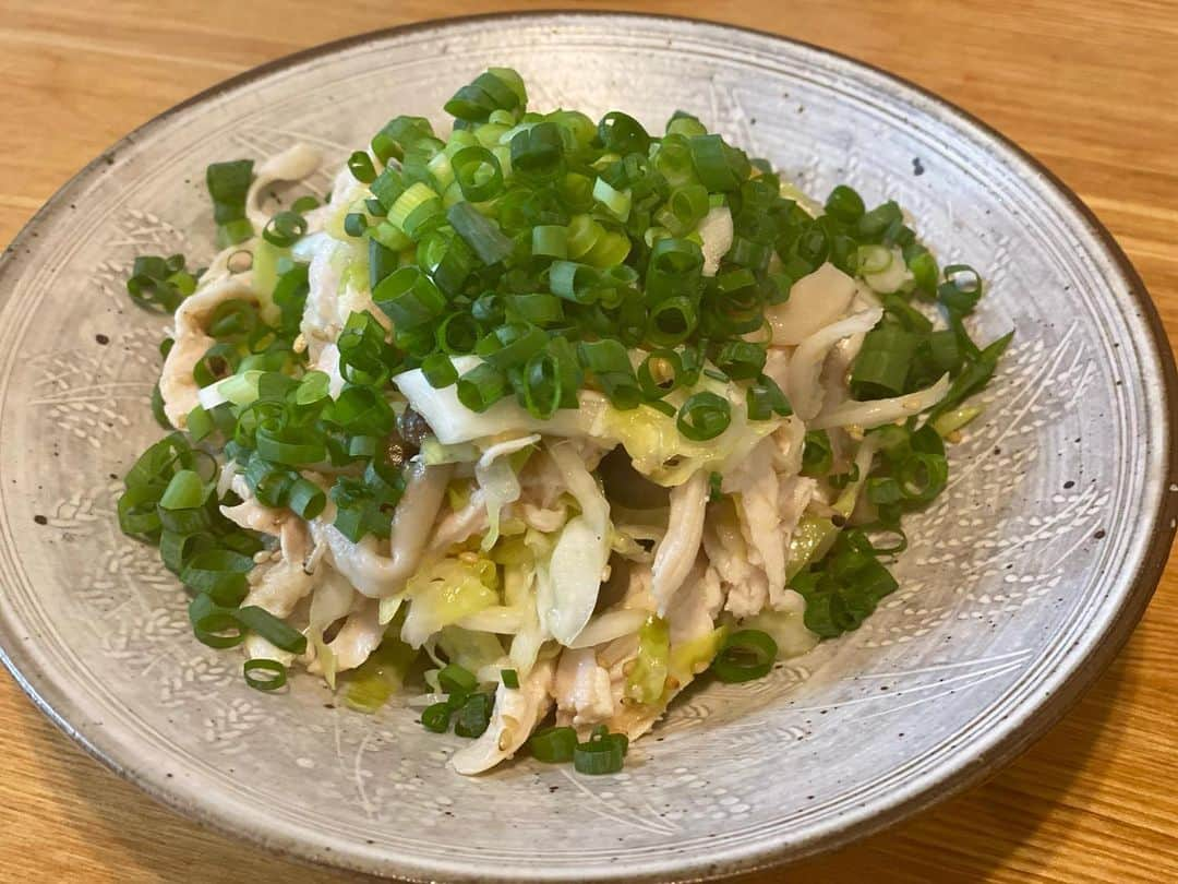 クロさんのインスタグラム写真 - (クロInstagram)「先日友達が遊びに来てくれた時の晩御飯👩🏽‍🍳🤍   ✔︎炊飯器で炊くミートソース（子どもたちに好評で嬉しかった🍝） ✔︎お野菜たっぷりポトフ🥔🥔🥔 ✔︎鶏ムネ肉とキャベツの中華和え ✔︎マグロとアボカドのユッケ ✔︎カプレーゼ🍅  でした！！ 詳しいレシピなどはブログに書いてます✍🏽✍🏽   #山本ゆり #炊飯器で炊くミートソース #パーティご飯 #簡単ご飯 #定食ご飯 #今日の晩御飯 #つくりおき食堂まりえ #お家ごはん #おうちごはん #時短ご飯 #dinner #簡単レシピ #レシピ #電子レンジご飯 #時短レシピ#yummy #delistagrammer #homecooking #tokyo #japanesefood #instafood #foodstagram #クロリサ的自炊 #おうちご飯 #クッキングラム #晩ごはん #instagood #instalike #tokyo #可愛い #大好き」6月24日 10時34分 - kuro_risa