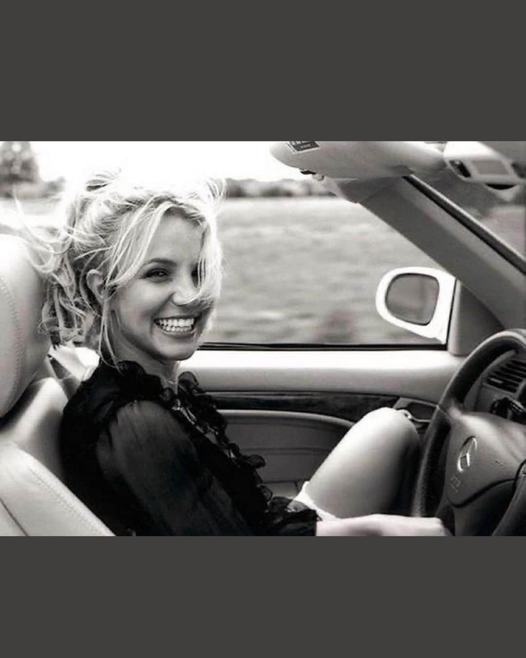 シャーロット・ケイト・フォックスのインスタグラム：「IM SORRY WE DIDN’T SEE YOU SOONER.  We Love you, Brit.  #freebritney」