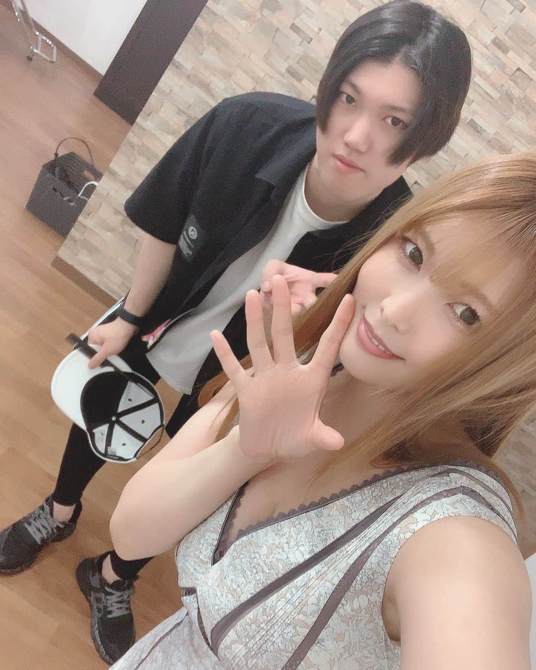 新村あかりのインスタグラム：「リタッチ、トリートメント今回も哲也さんにしていただきました！ 死んだ髪の毛が息を吹き返した🥺 感動するから試してみてね！！  次からは縮毛矯正もしてもらお〜💁‍♀️✨  @tetsuya_cerisier   #新宿 #美容室」